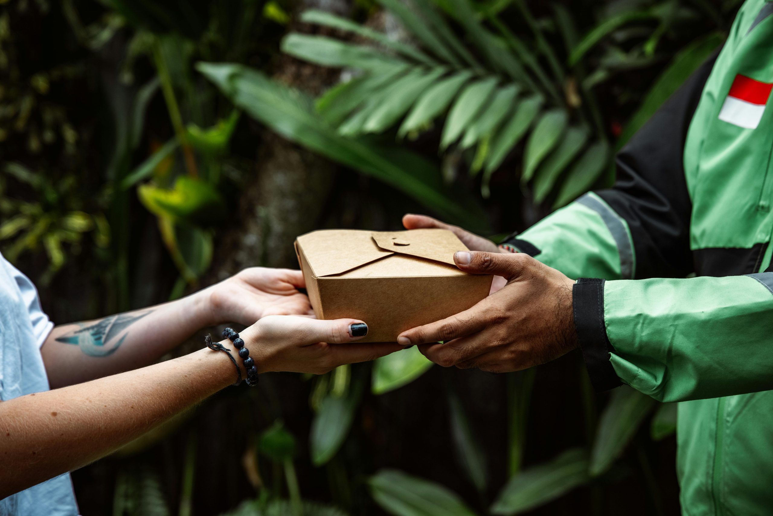 Hol di toi gUG | Soziale Hilfe, Integration & Gemeinschaft Eco-friendly food delivery service in a natural setting with a package exchange.
