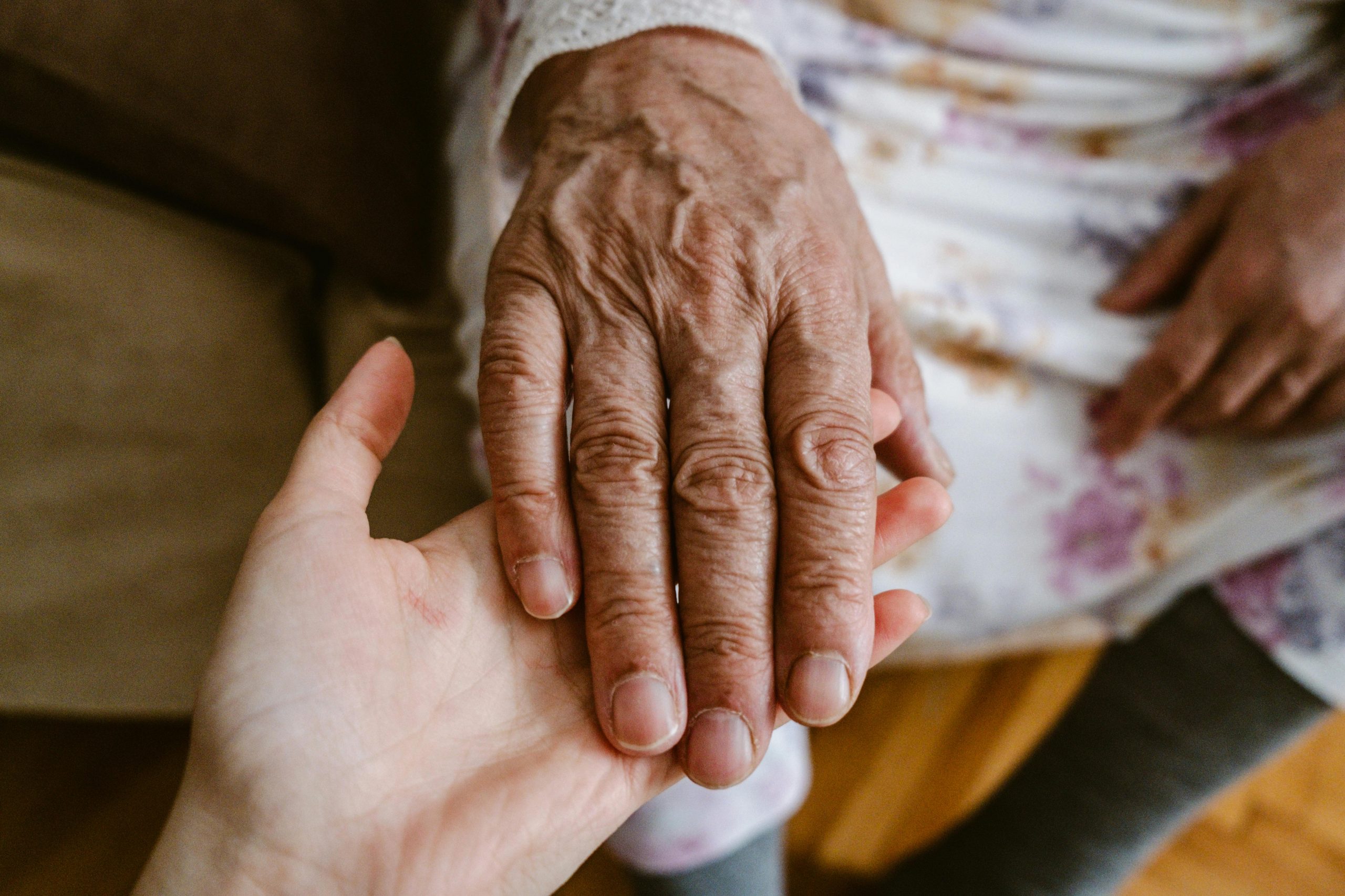 Alltagsbegleitung Close-up of elderly and young hands showing care and connection in Türkiye.